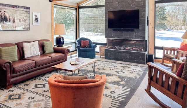 Spacious home with deck, washer/dryer, mountain views & high-speed WiFi