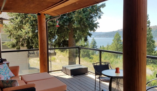 Spacious Log Home with stunning lake views