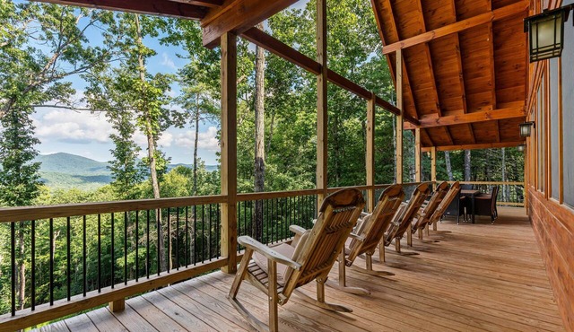 Spacious mountain cabin w/mountain views, hot tub & game room!