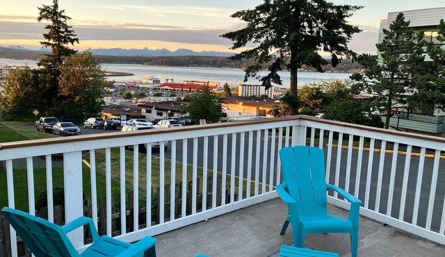 Spacious Oceanview House - steps to downtown!