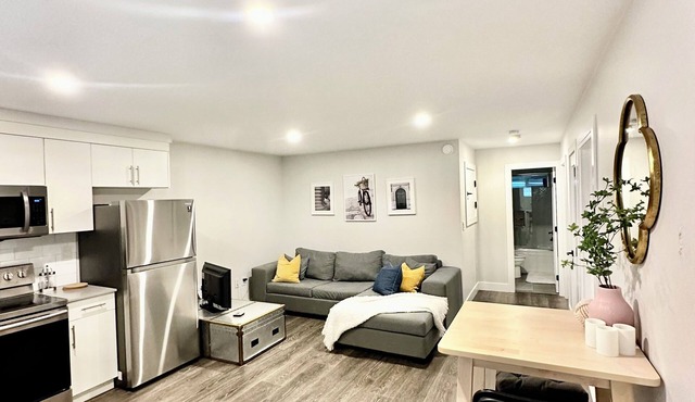 Spacious suite, conveniently located in New Westminster!
