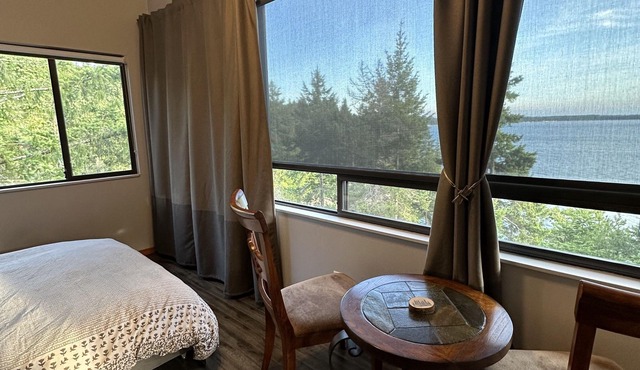 Studio overlooking ocean with hot tub and beach access!