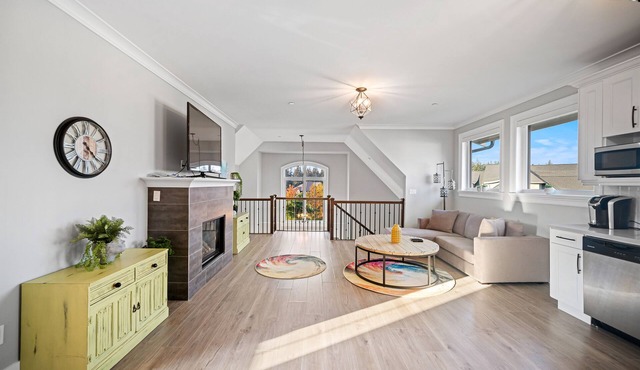 Stunning Spacious Coach Home Minutes to Downtown Langley