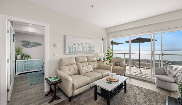 Stunning waterfront apartment - wake up and fall asleep listening to the ocean