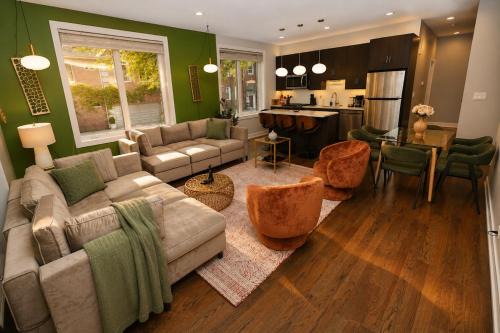 Stylish 5BR West Loop Retreat with Optional Parking