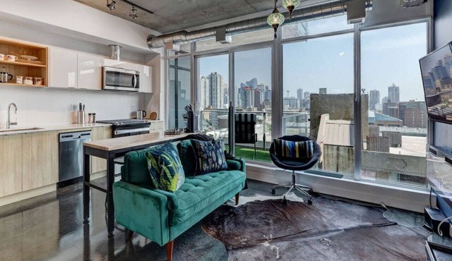 Stylish Studio: Skyline Views & Luxe Comforts