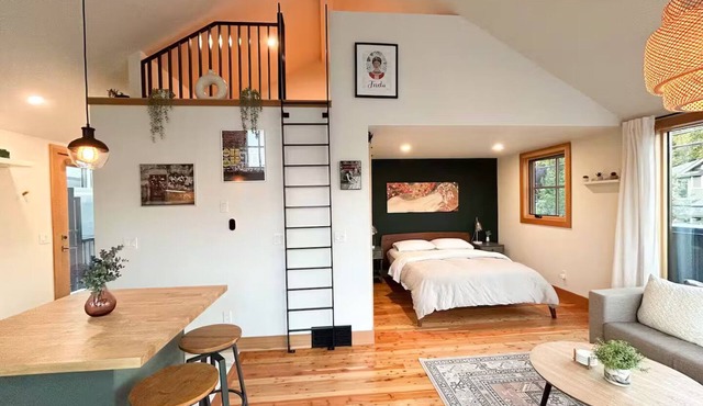 Sunny Private Detached Guest Suite | Stylish Urban Gem Near Downtown