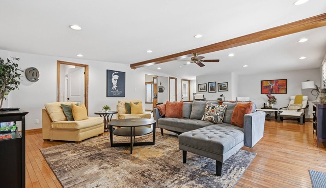 SUPER Spacious Escape w/Pool Table, Outdoor Patio, Large Kitchen & Amenities!