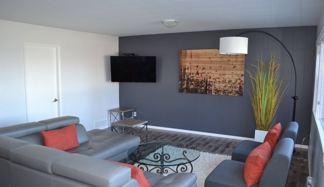 *SUPERB LOCATION* Directly Across from Lake Okanagan!