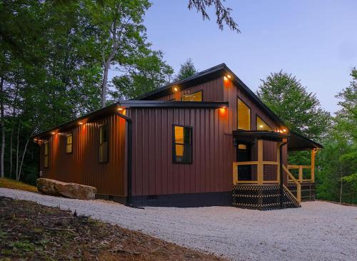 The Lighthouse - Secluded - Hot Tub - Private Pond