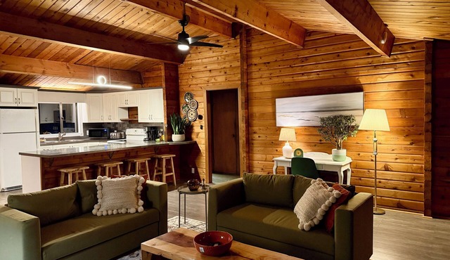 The Williams Shop Guest Lodge Ocean View 3BR in Powell River