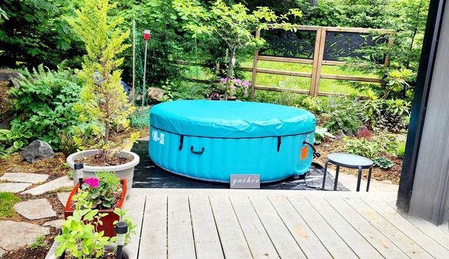 Tiny House with NEW HOT TUB close to ocean, skiing and golf!