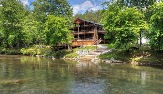 Toccoa Riverfront * Flat Yard * Walk-In Fishing * Riverside Hot tub * River Deck in Mineral Bluff