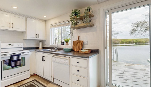 Tranquil lakeside cottage with modern comforts, waterfront views & outdoor fun