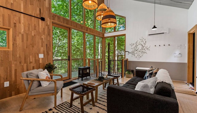 Treeangle Treehouse - Romantic Treehouse for 2 | Firepit | Hot Tub in Morganton
