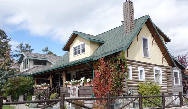 Two Bedroom, Two Bathrooms, Full Kitchen, Private Laundry, Living Room Apartment