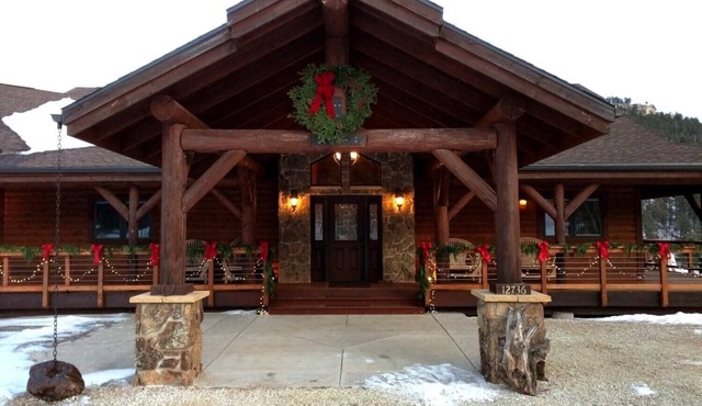 Two fireplaces! Nemo Winter Lodge Sleeps 16, comfortably. Perfect winter vacay!