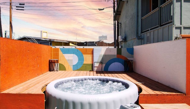 Unique "NEW" Studio Retreat - Hot Tub - Mins to Downtown, PHX Airport & ASU in Phoenix