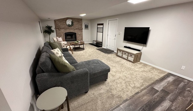 Updated, cozy private basement suite - 25 min to skiing