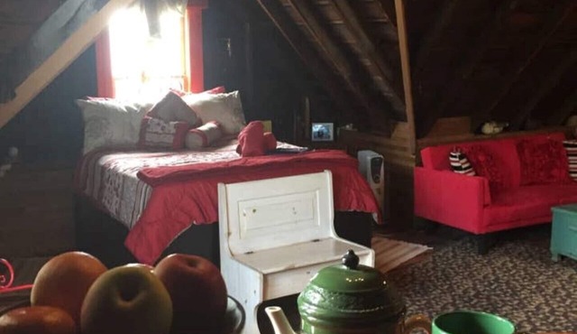 Walk to Everything-Attic Room