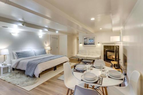 Walkable Green Lake Studio w/Fireplace
