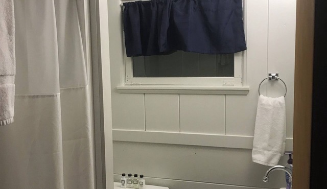 Waterfront Spacious 2 Houses/2 Cottages in serene Meredith with AC