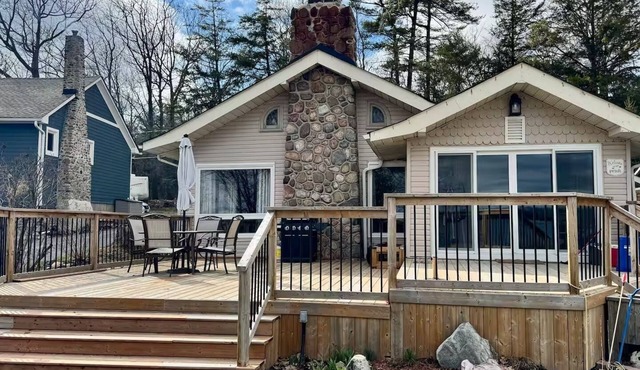 Work from Cottage: bring pets and family to the lake house with premium office