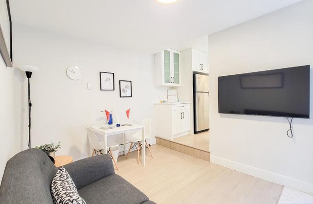 PET FRIENDLY-VANCOUVER 2BR GARDEN SUITE FOR 4