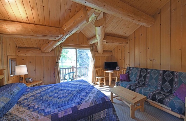 Running Wolf Studio – trail access, pool/hot tub, private balcony in Winthrop