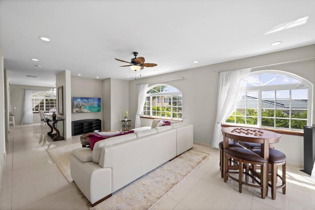 Photo of Livingroom in Kamehame Ridge