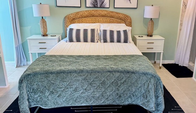 Private Kona Guest Suite — Ocean Views & Screened Lanai